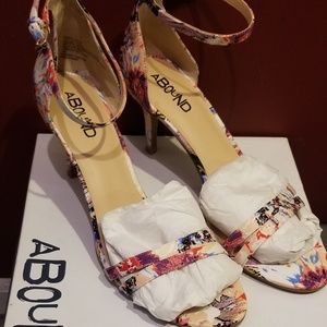NWT Abound Floral Print 3 in Ankle Strap Sandals